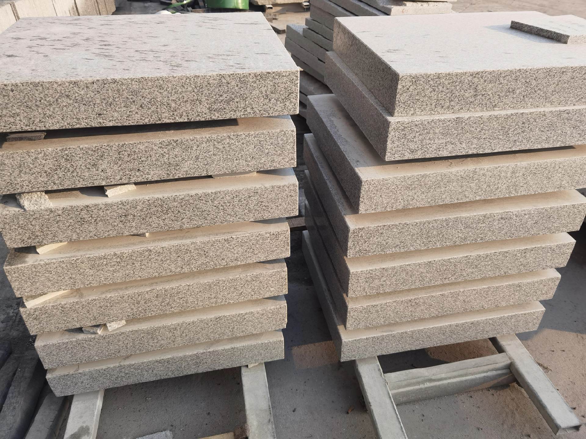 白銹石荔枝面，外墻干掛及地鋪石材加工(圖2)